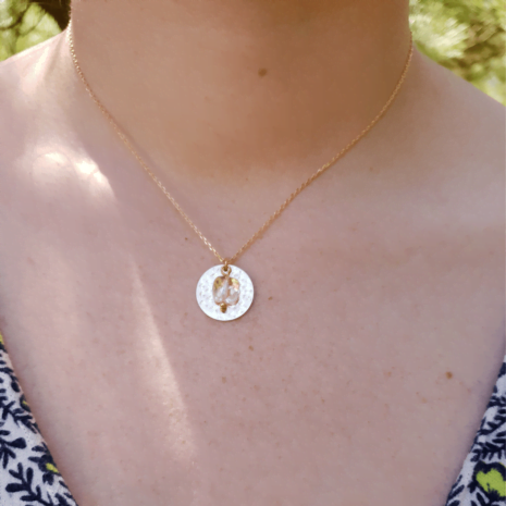 Collier chaîne plaqué or pendentif martelé et cristal de roche PLUM Collier chaîne plaqué or pendentif martelé et cristal de roche PLUM