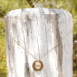 Collier chaîne plaqué or pendentif martelé et cristal de roche PLUM