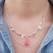 Collier chaîne argent double rang avec pendentifs, gouttes de verre et pompon MIRANDA rose bonbon