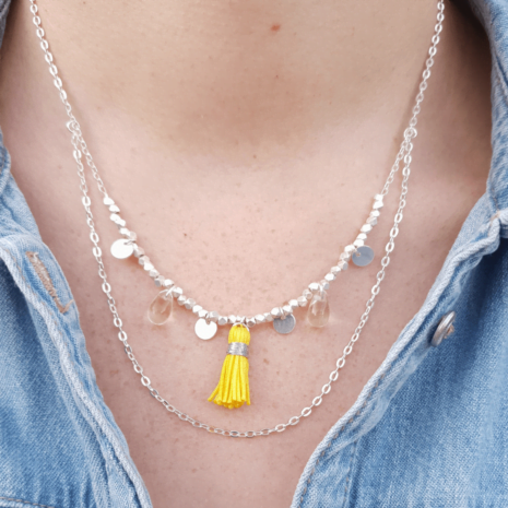 Collier chaîne argent double rang avec pendentifs, gouttes de verre et pompon MIRANDA jaune poussin Collier chaîne argent double rang avec pendentifs, gouttes de verre et pompon MIRANDA jaune poussin