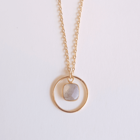 Collier chaîne plaqué or pierre naturelle sertie et anneau ARIA labradorite Collier chaîne plaqué or pierre naturelle sertie et anneau ARIA labradorite