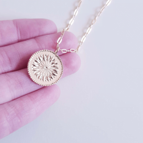 Collier chaîne plaqué or maille rectangle et pendentif rond motif fleur LINA Collier chaîne plaqué or maille rectangle et pendentif rond motif fleur LINA