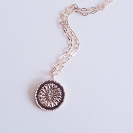 Collier chaîne plaqué or maille rectangle et pendentif rond motif fleur LINA