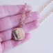Collier chaîne plaqué or épaisse et pendentif rond motif pointillé losange et fleur SIA