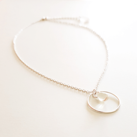 Collier chaîne anneau et goutte de verre CLEA Collier chaîne anneau et goutte de verre CLEA