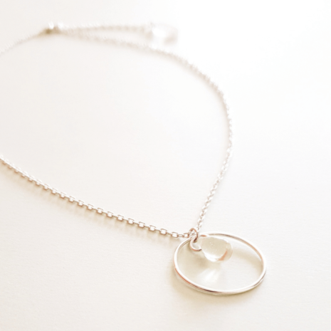 Collier chaîne anneau et goutte de verre CLEA Collier chaîne anneau et goutte de verre CLEA