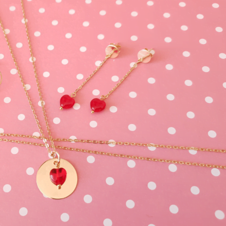 Boucles d'oreilles pendantes et collier chaine chaînes et cœurs de verre TIARA Boucles d'oreilles pendantes et collier chaînes et cœurs de verre TIARA